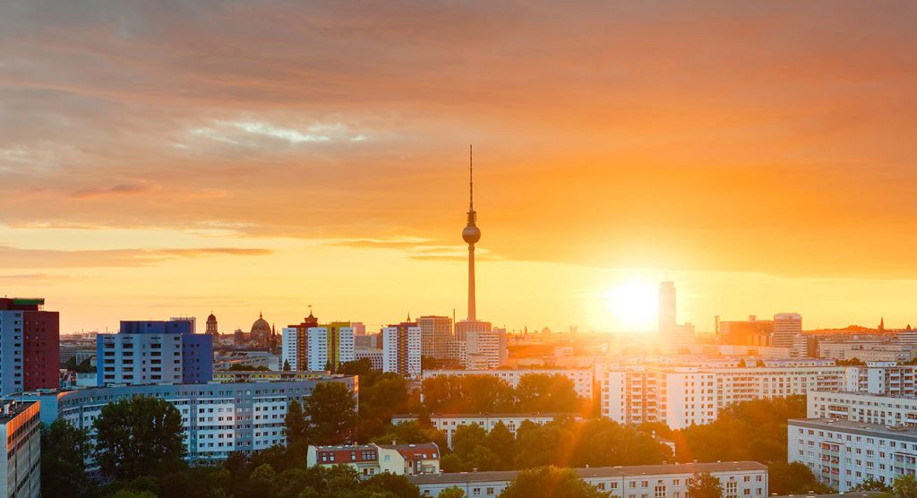 Berliner Fernsehturm im Sonnenuntergang
