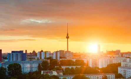 Berliner Fernsehturm im Sonnenuntergang