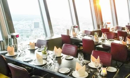 Kaffe und Kuchen im Berliner Fernsehturm