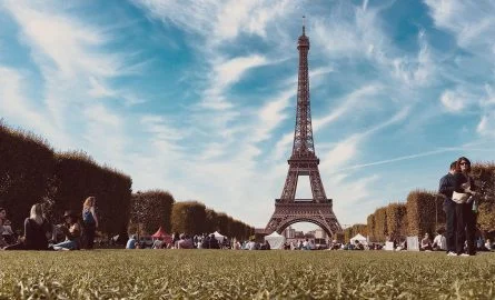 Wiese vor dem Eiffelturm in Paris