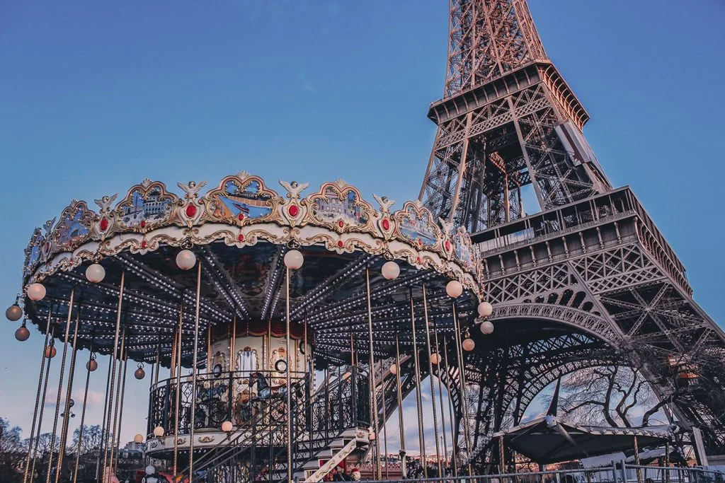Karussel vor dem Eiffelturm in Paris